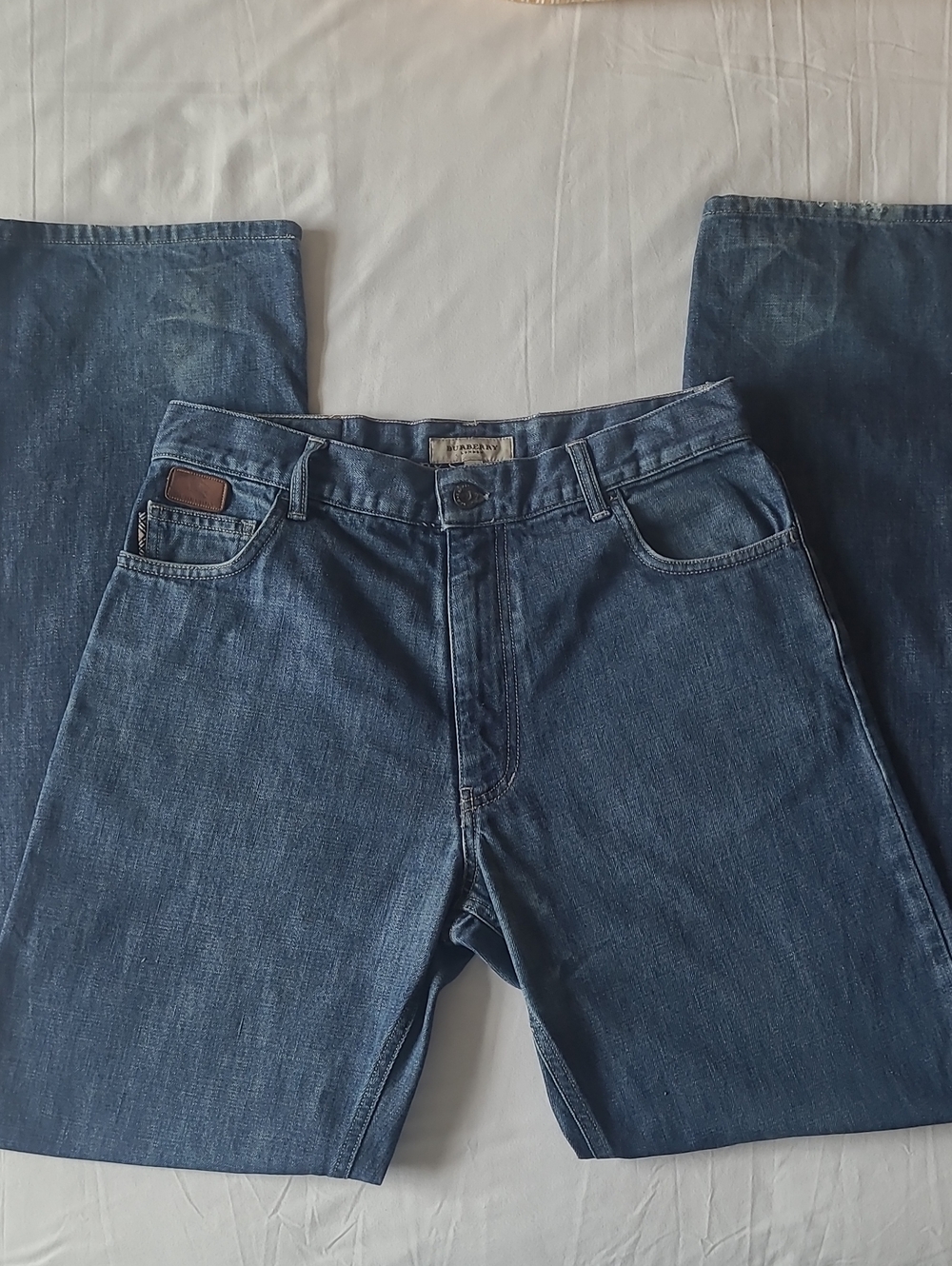 Burberry London Men's Straight Fit Medium Wash Blue Denim Jeans. 30X33.